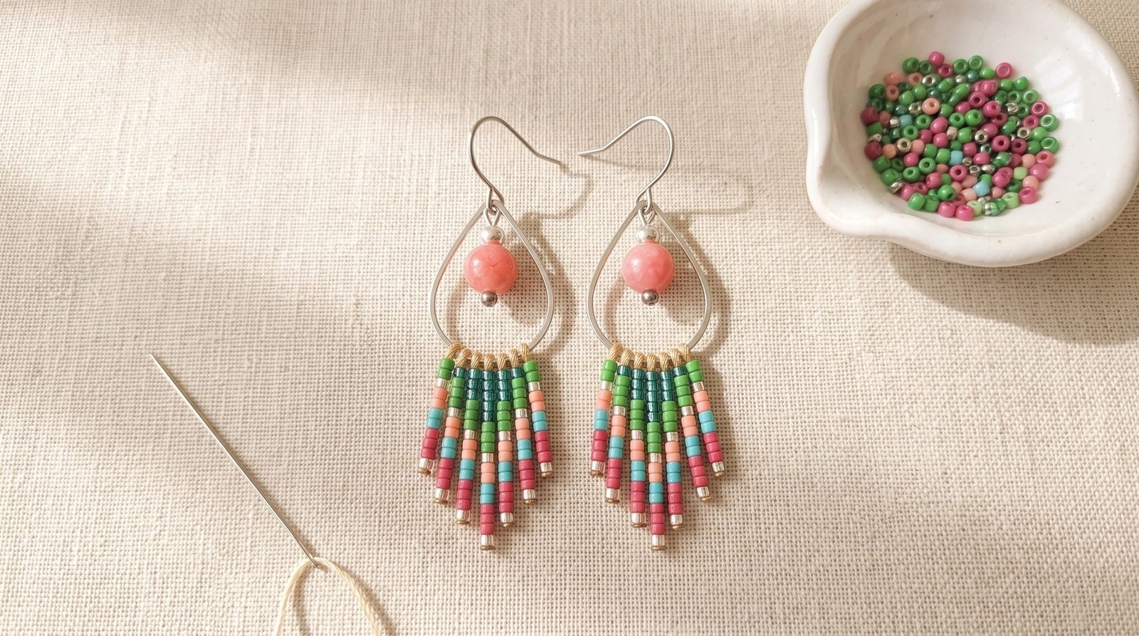 Tissage de perles Miyuki : boucles d'oreilles à franges tissées main vert et rose, avec perles et aiguille à tisser