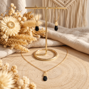 Bijoux dorés et perles noires sur bois naturel Parure noire et dorée « Onyx » : créoles et collier à goutte en émail noir et pépite martelée