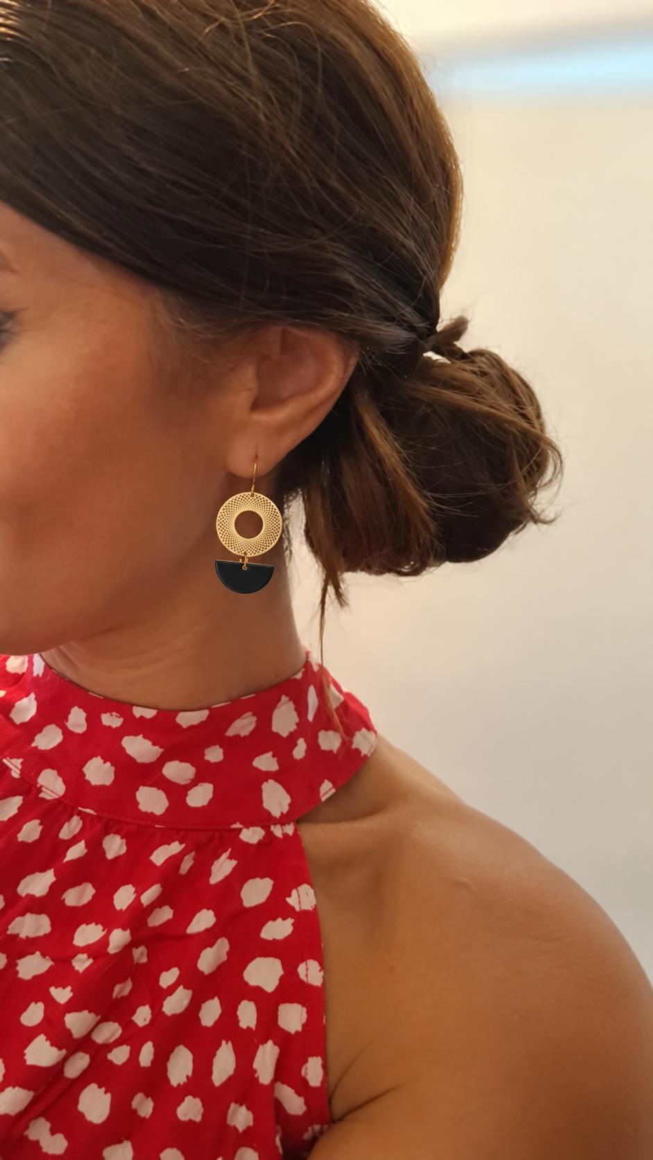 Boucles d'oreilles lune dorées noires portées, rosace filigranée et demi-lune noire