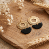 Boucles d'oreilles lune dorées noires, rosace filigranée et demi-lune émaillée noire
