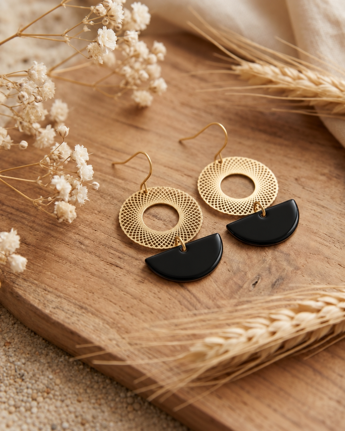 Boucles d'oreilles lune dorées noires, rosace filigranée et demi-lune émaillée noire