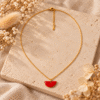 Collier demi-lune émaillée rouge sur chaîne dorée, assorti à la parure bijoux rouge