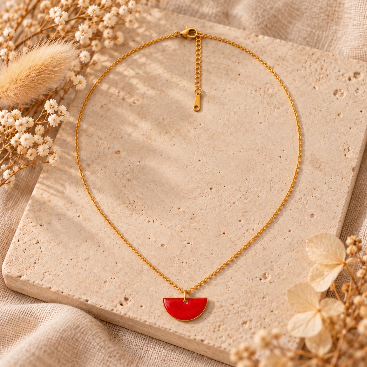Collier demi-lune émaillée rouge sur chaîne dorée, assorti à la parure bijoux rouge