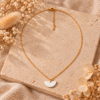 Collier demi-lune émaillée blanc nacré sur chaîne dorée, assorti aux boucles d'oreilles lune