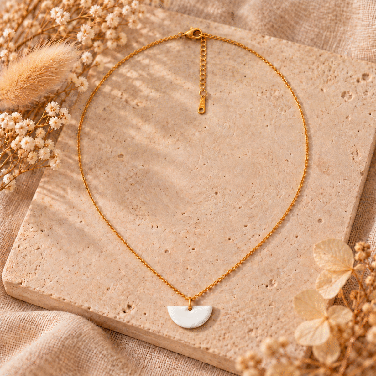 Collier demi-lune émaillée blanc nacré sur chaîne dorée, assorti aux boucles d'oreilles lune