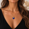 Collier goutte bleu roi porté, chaîne dorée fine