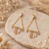 « Dune douce » – crème nacré, perlées main Boucles d'oreilles à franges triangle miyuki dorées « Dune douce » – crème nacré, perlées main posées