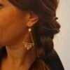 « Dune douce » – crème nacré, perlées main portées Boucles d'oreilles à franges triangle miyuki dorées « Dune douce » – crème nacré, perlées main portées
