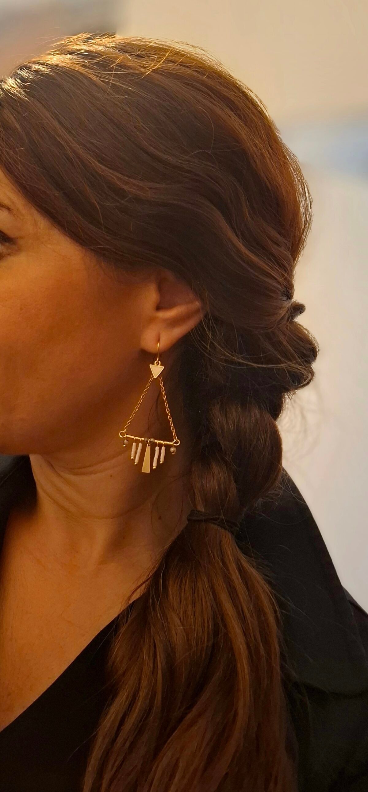 « Dune douce » – crème nacré, perlées main portées Boucles d'oreilles à franges triangle miyuki dorées « Dune douce » – crème nacré, perlées main portées