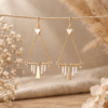 « Dune douce » – crème nacré, perlées main suspendues Boucles d'oreilles à franges triangle miyuki dorées « Dune douce » – crème nacré, perlées main fil