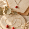 Image ChatGPT 18 oct. 2026, 19_02_58 Parure argentée « Braise » : créoles et collier à perle d'howlite rouge