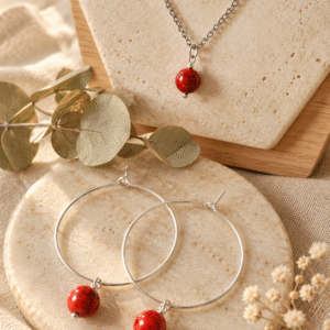 Image ChatGPT 18 oct. 2026, 19_02_58 Parure argentée « Braise » : créoles et collier à perle d'howlite rouge