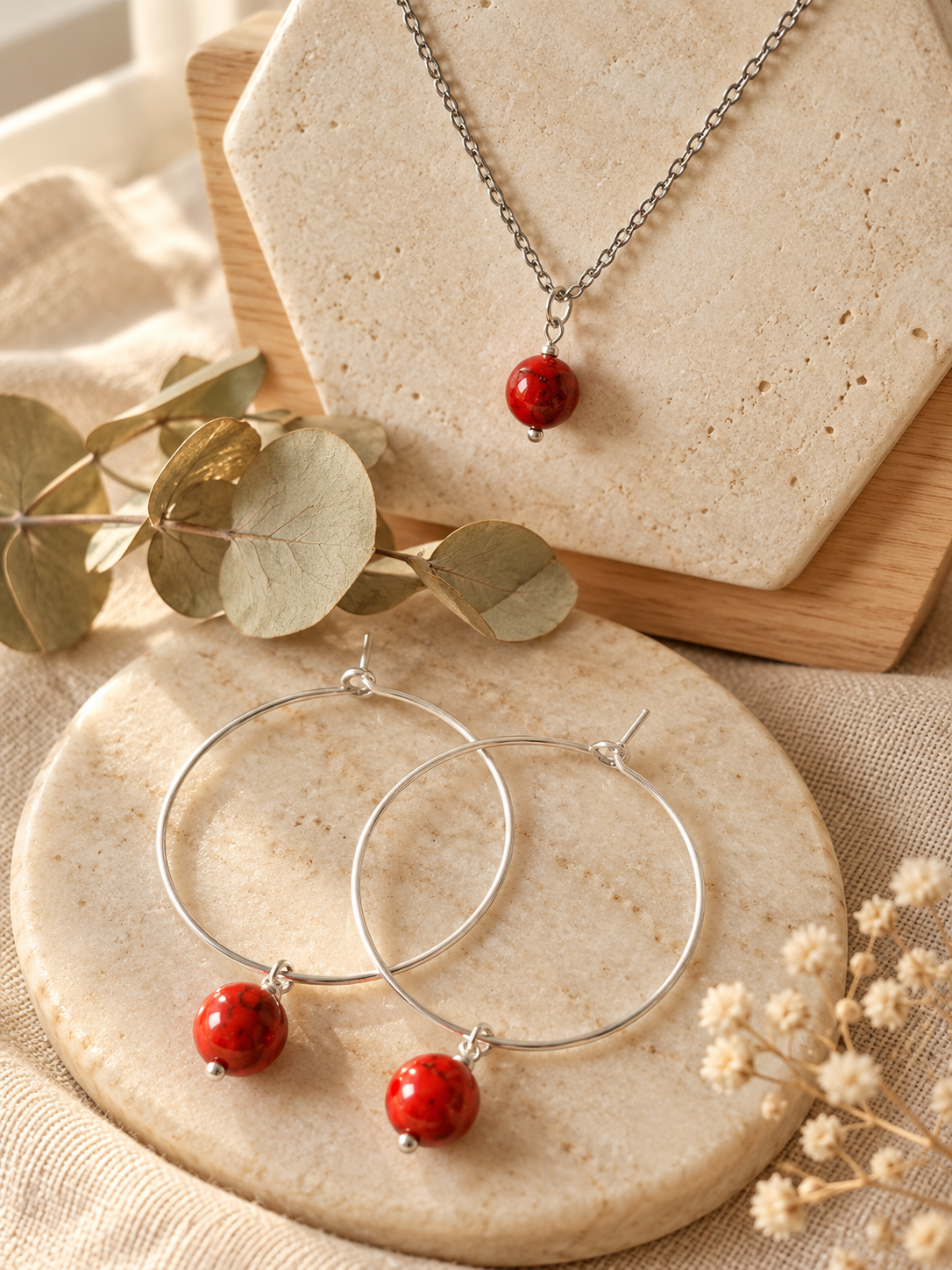 Image ChatGPT 18 oct. 2026, 19_02_58 Parure argentée « Braise » : créoles et collier à perle d'howlite rouge