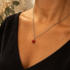 Image ChatGPT 18 oct. 2026, 19_03_03 Collier argenté perle d'howlite rouge porté – parure argentée « Braise »