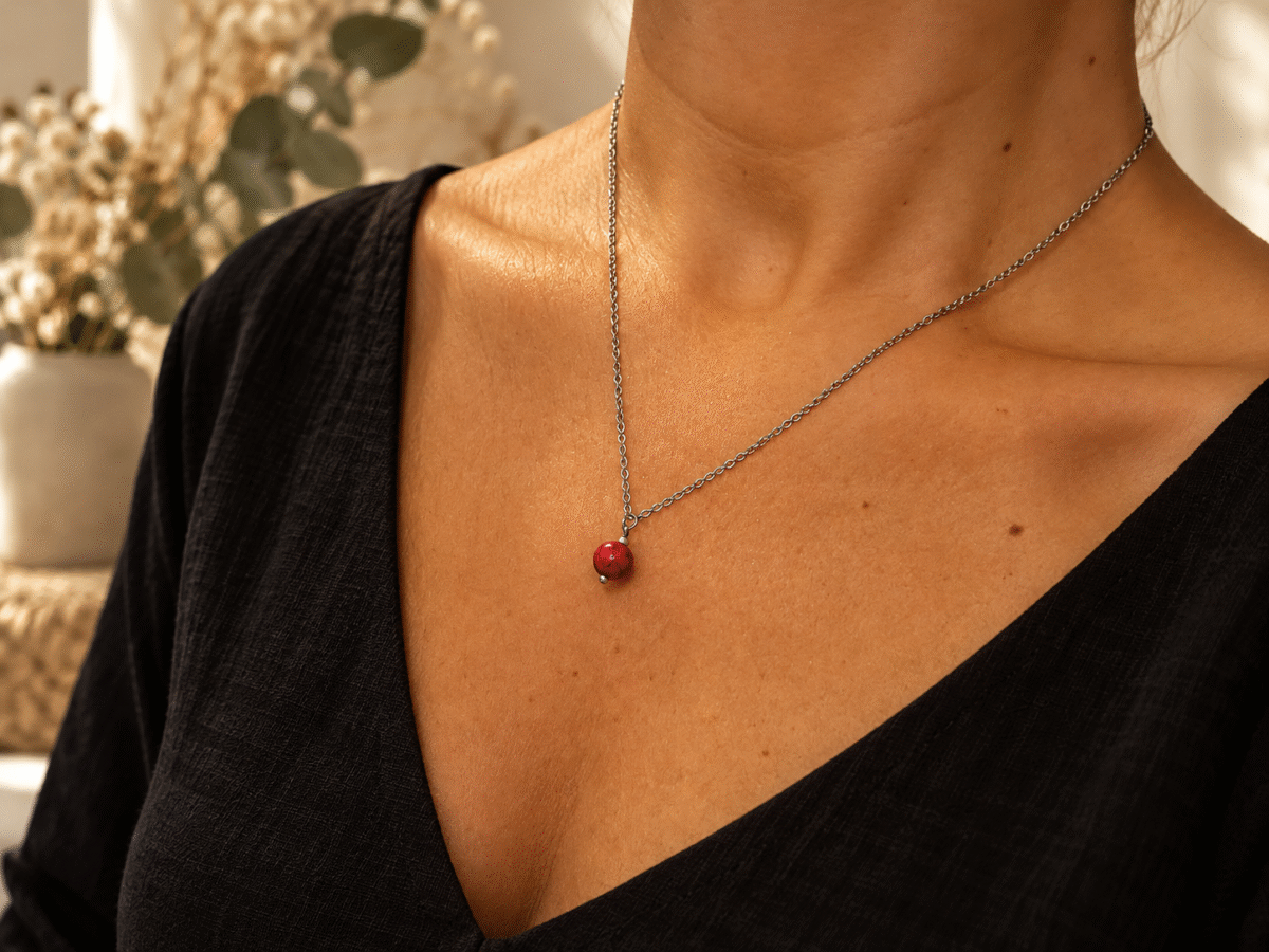 Image ChatGPT 18 oct. 2026, 19_03_03 Collier argenté perle d'howlite rouge porté – parure argentée « Braise »