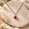 Image ChatGPT 18 oct. 2026, 19_03_07 Collier argenté à perle d'howlite rouge – parure argentée « Braise »