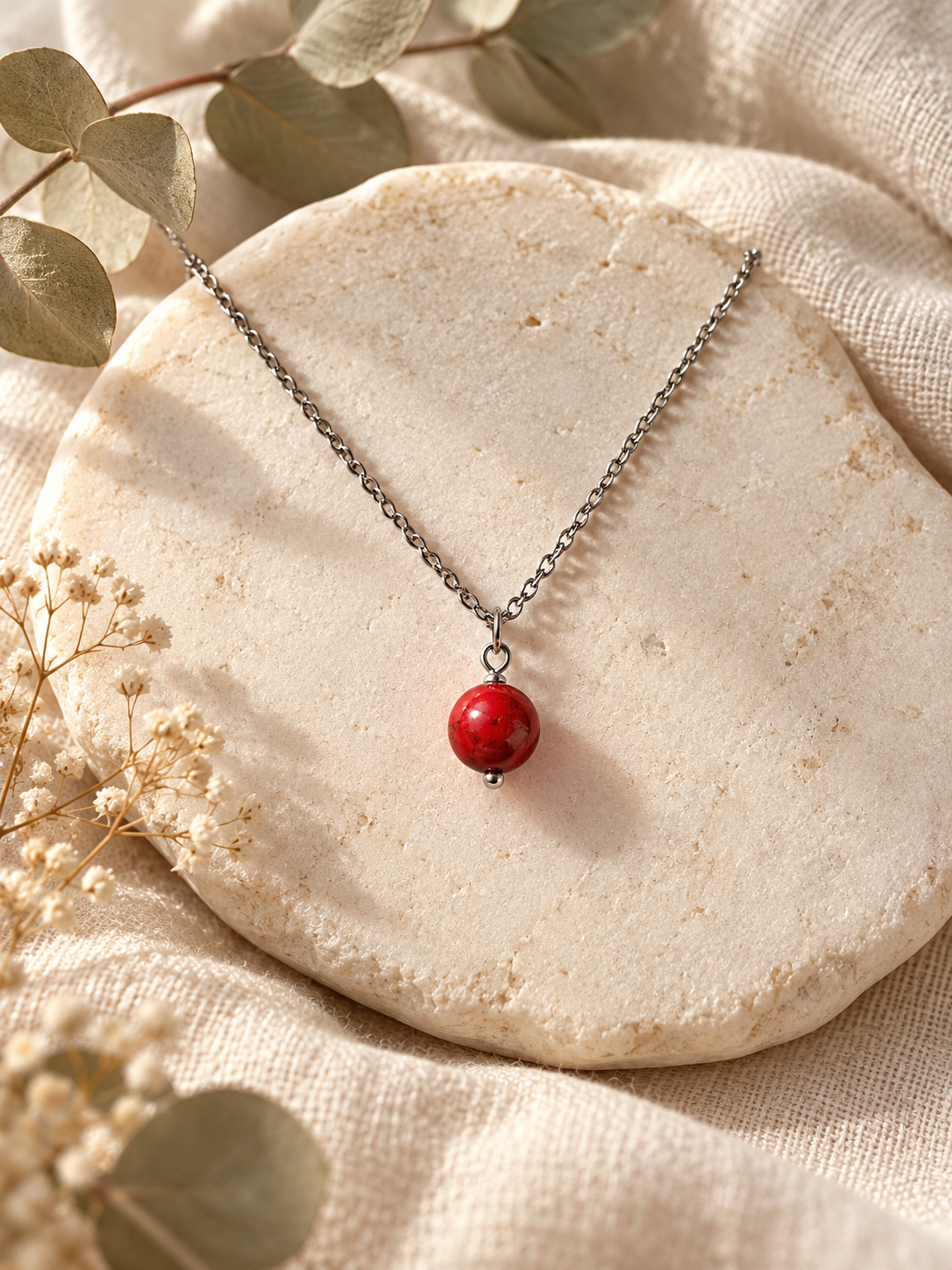Image ChatGPT 18 oct. 2026, 19_03_07 Collier argenté à perle d'howlite rouge – parure argentée « Braise »