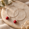 Image ChatGPT 18 oct. 2026, 19_03_12 Créoles argentées à perle d'howlite rouge – parure argentée « Braise »