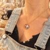 Collier ginkgo rouge porté, sequin japonais dans un cercle doré – parure ginkgo rouge