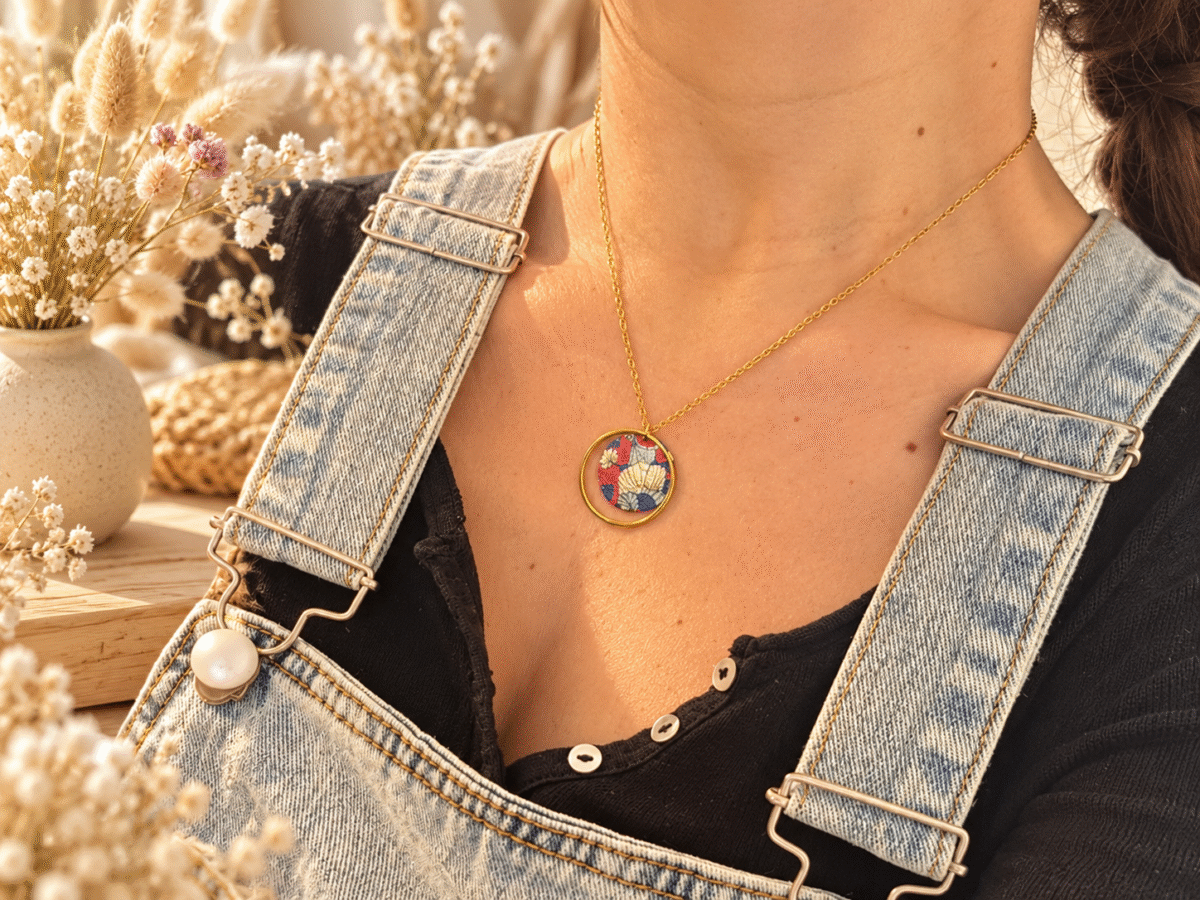 Collier ginkgo rouge porté, sequin japonais dans un cercle doré – parure ginkgo rouge