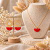 Parure bijoux rouge « Carmin » : boucles d'oreilles rosace dorée et collier demi-lune émaillée rouge