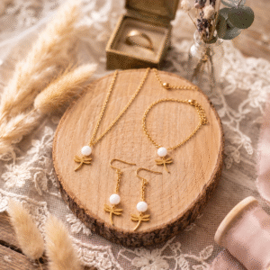 Parure libellules dorées sur bois Parure mariage libellule dorée : collier, bracelet et boucles d'oreilles à perle blanche