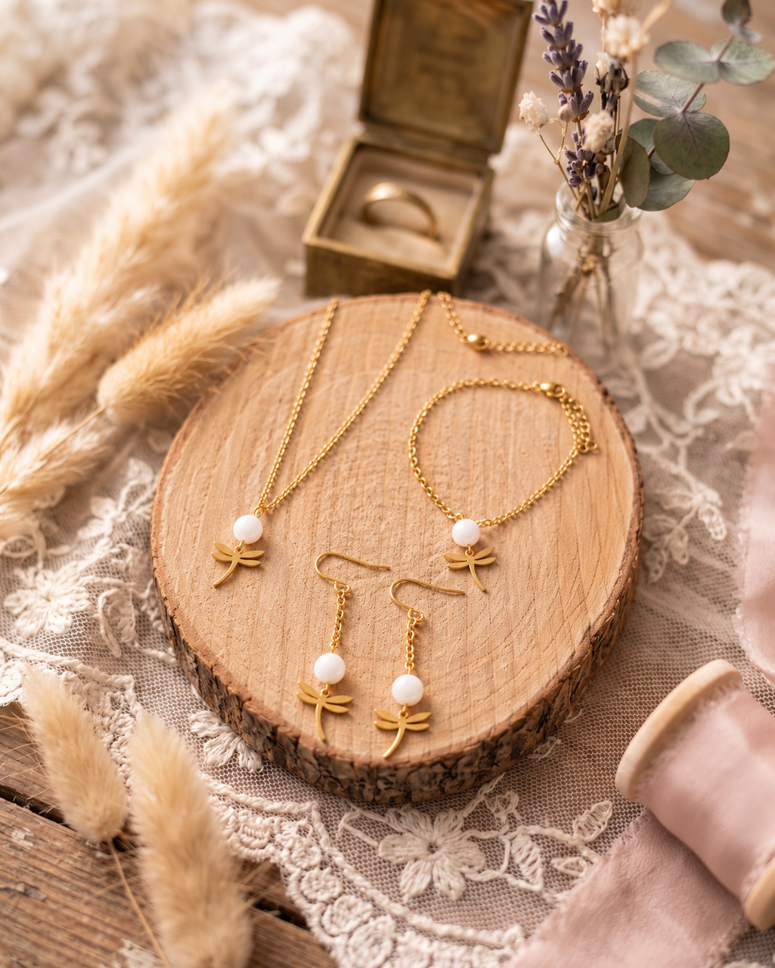 Parure mariage libellule dorée : collier, bracelet et boucles d'oreilles à perle blanche