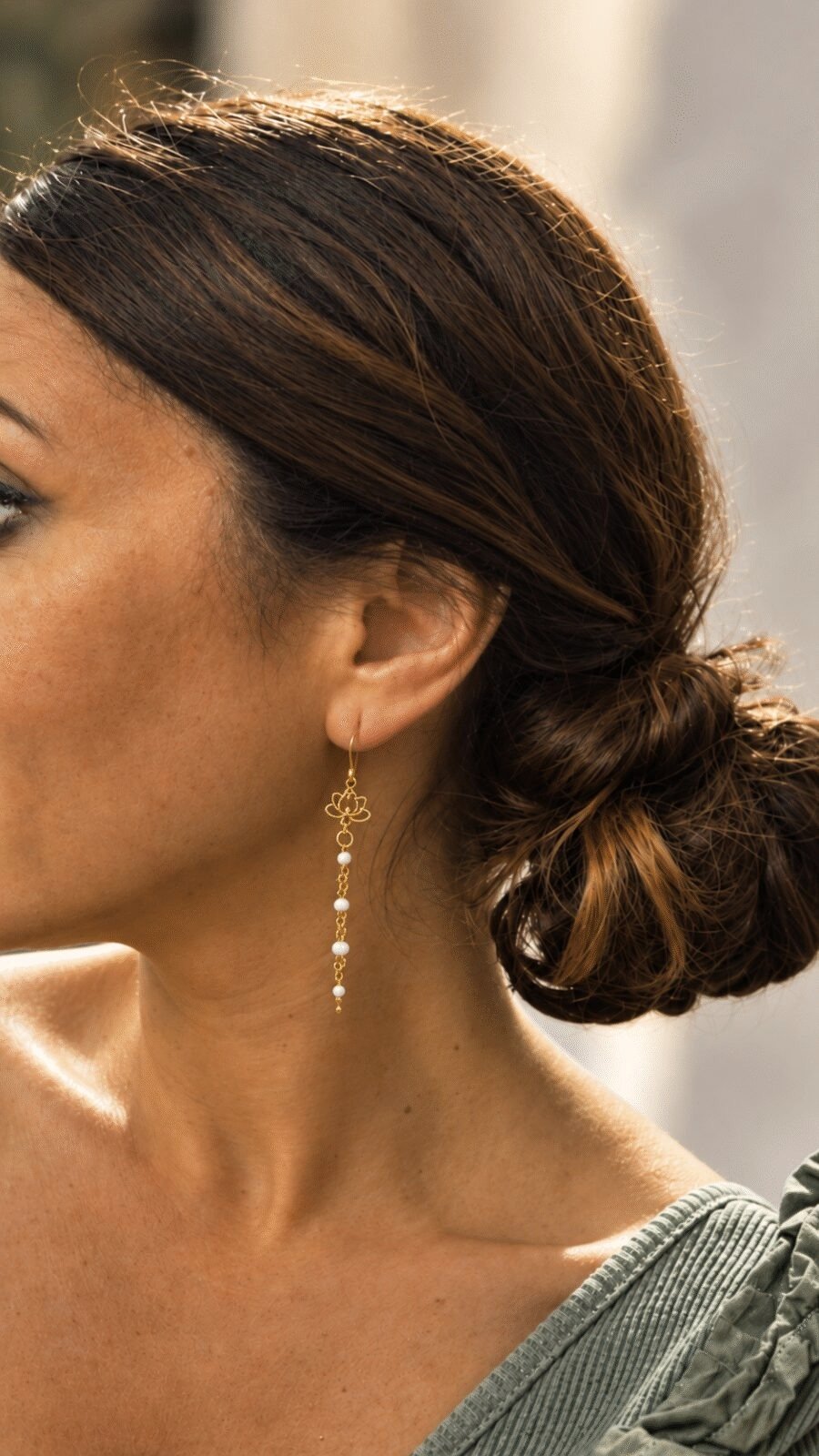 Boucle d'oreille lotus portée, chaînes perlées blanches