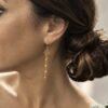 Boucle d'oreille lotus portée, chaînes perlées roses