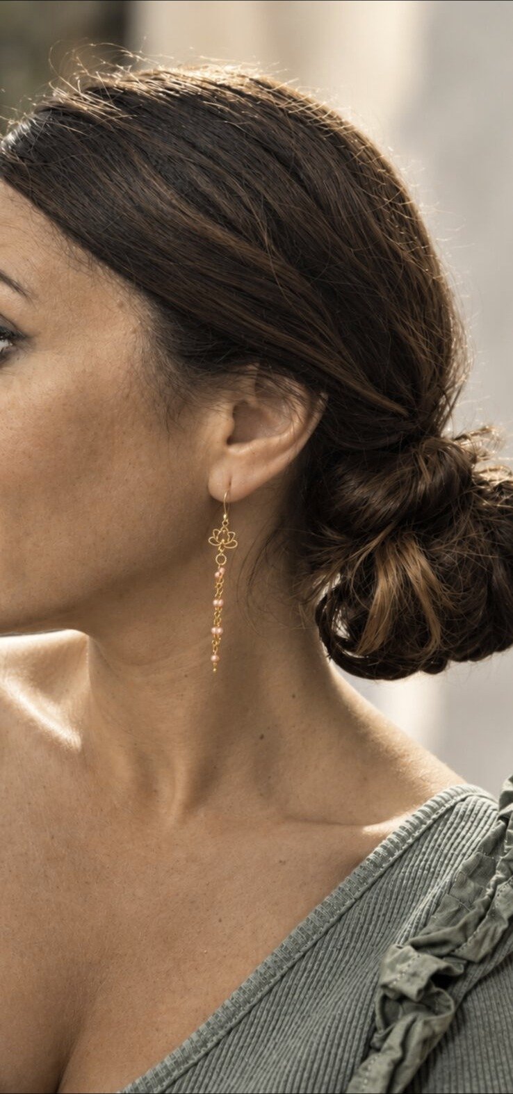 Boucle d'oreille lotus portée, chaînes perlées roses