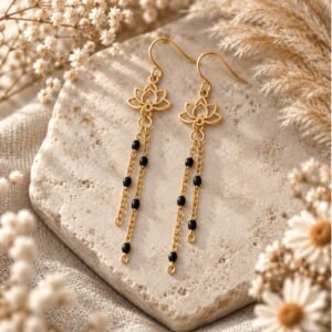 Boucles d'oreilles lotus dorées à chaînes perlées noires