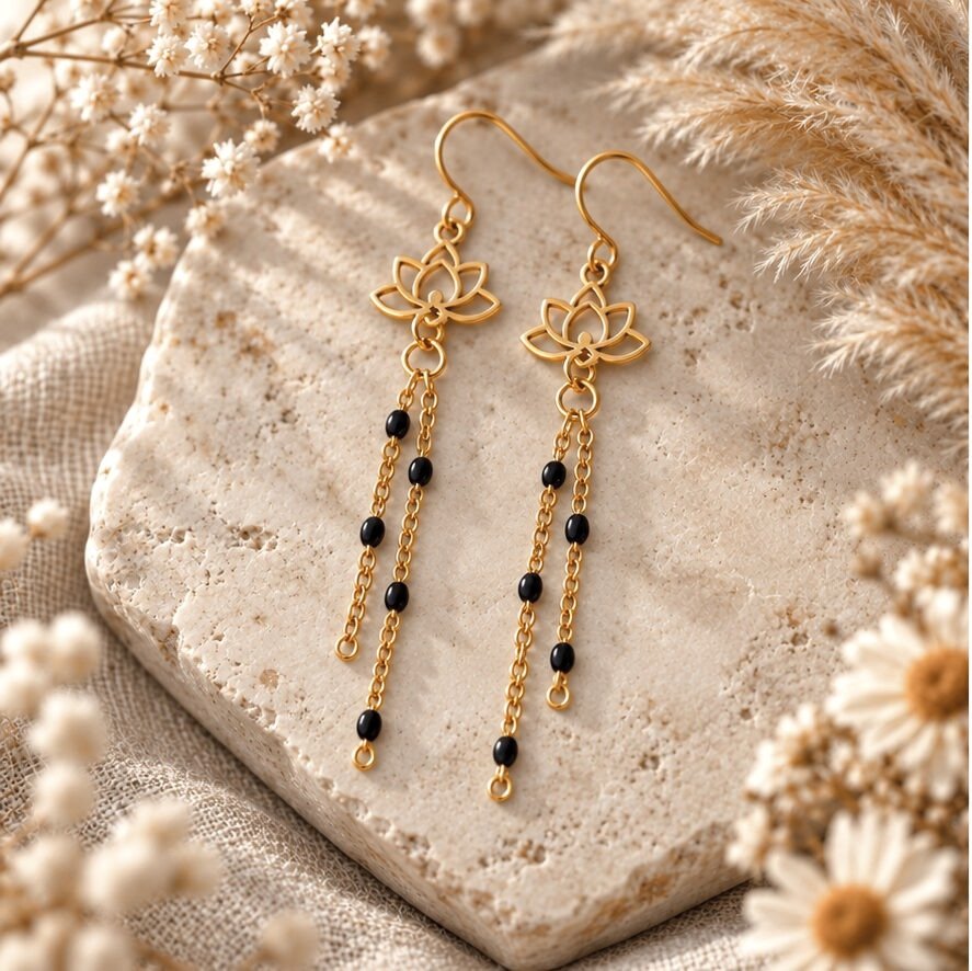 Boucles d'oreilles lotus dorées à chaînes perlées noires