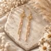Boucles d'oreilles lotus dorées à chaînes perlées roses