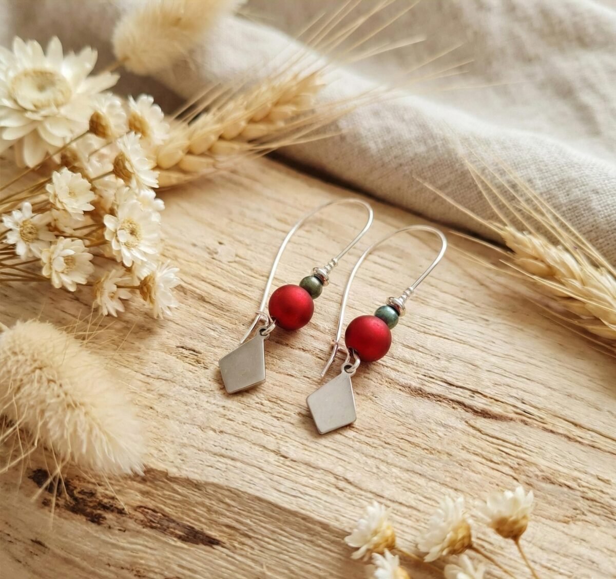 boucles-oreilles-noel-argentees-rouge-vert Boucles d'oreilles de Noël argentées, losange et perles rouge et verte