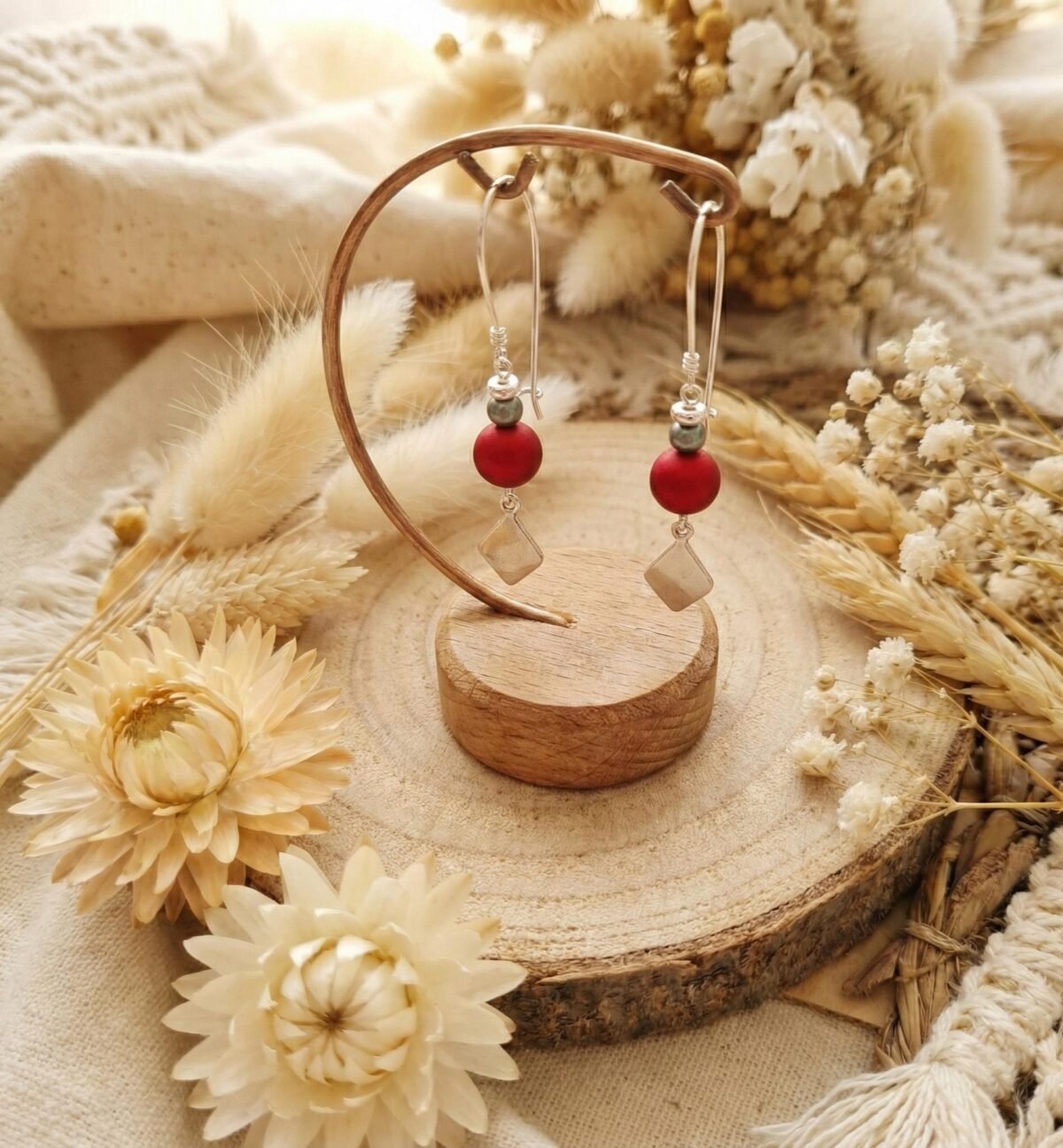 boucles-oreilles-noel-argentees-rouge-vert 2 Boucles d'oreilles de Noël argentées – losange, perles rouge et verte