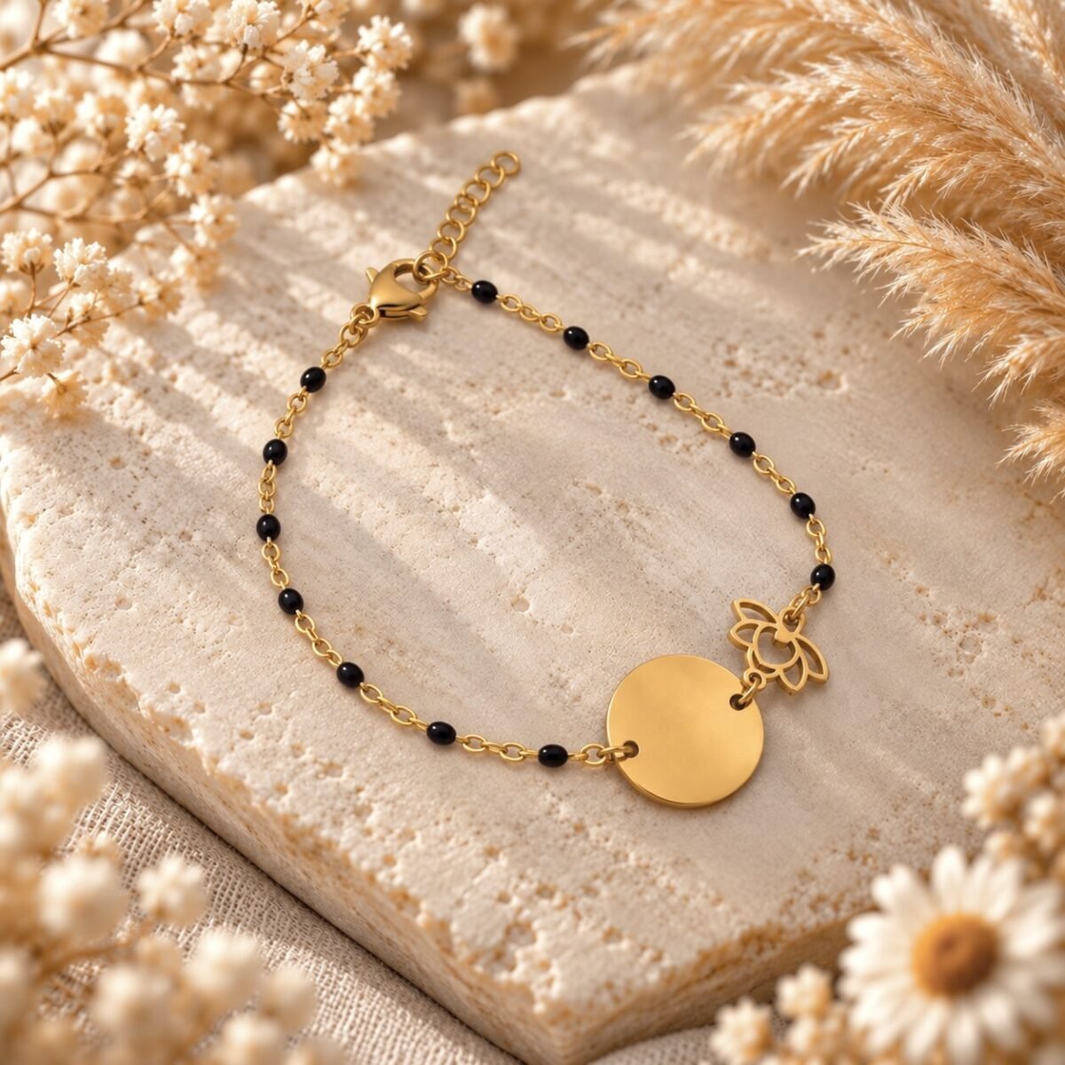 Bracelet lotus doré à chaîne perlée noire et médaille ronde à graver