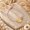 Bracelet lotus doré à chaîne perlée rose et médaille ronde à graver