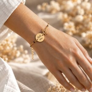 Bracelet lotus gravé « Belle âme » porté, chaîne perlée noire