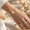 Bracelet lotus gravé « Belle âme » porté, chaîne perlée rose