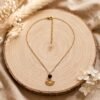 Collier aztèque doré, pendentif éventail ajouré à motif graphique
