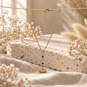 Collier en Y lotus doré à chaîne perlée noire