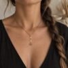 Collier en Y lotus porté, perles blanches