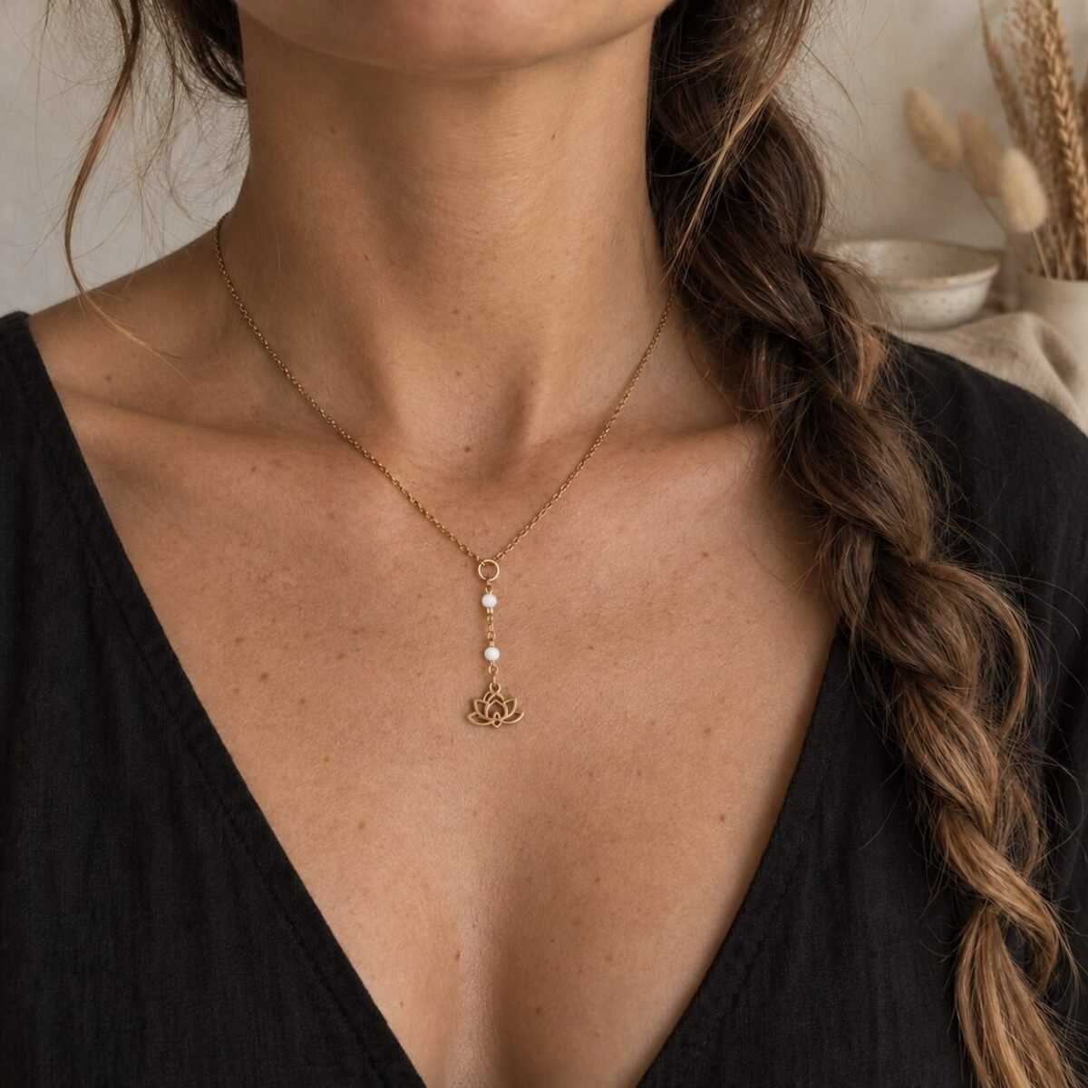 Collier en Y lotus porté, perles blanches