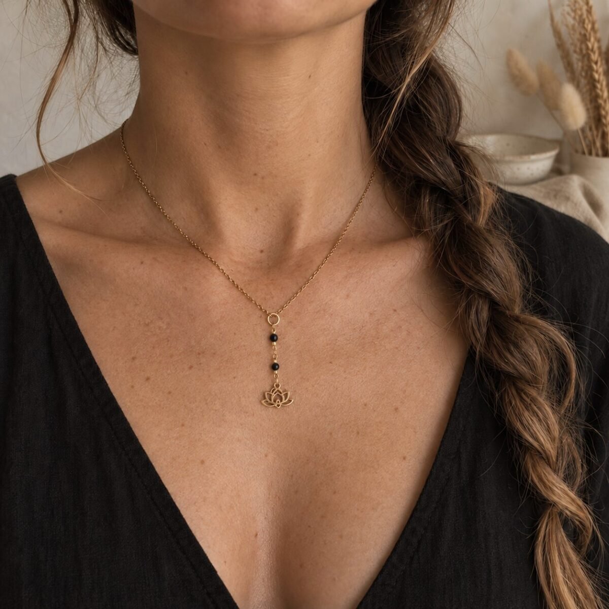 collier-en-y-lotus-porte-perles-noires Collier en Y lotus porté, perles noires
