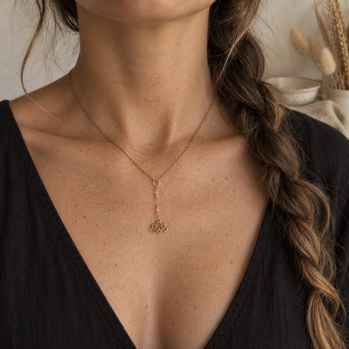 Collier en Y lotus porté, perles roses