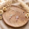 Créoles fleur quartz rose argentées « Murmure rose » – estampe ajourée