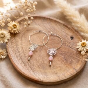 Créoles fleur quartz rose argentées « Murmure rose » – estampe ajourée