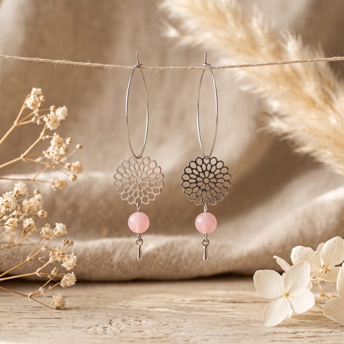 Créoles fleur quartz rose argentées « Murmure rose » – estampe ajourée fil