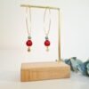 il_794xN.7413840155_3924 Créoles de Noël dorées – perle rouge satinée et pampille