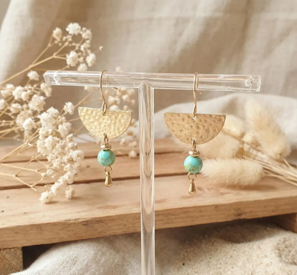 Boucles d'oreilles agate turquoise et demi-cercle en laiton doré martelé sur présentoir